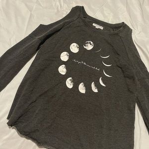 Shoulderless sweatshirt.